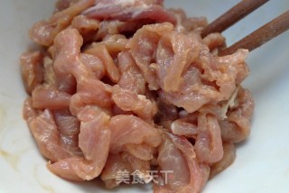 木耳炒肉片的做法步骤：2