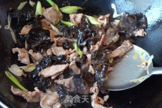 木耳炒肉片的做法步骤：7