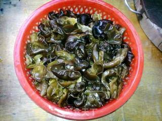 黑木耳炒肉片的做法步骤：1