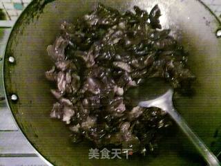 黑木耳炒肉片的做法步骤：3