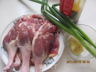 [鲁菜]----红烧啤酒鸭的做法步骤：1