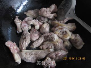[鲁菜]----红烧啤酒鸭的做法步骤：4