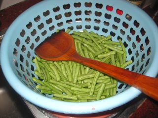 橄榄菜炒豆角的做法步骤：1