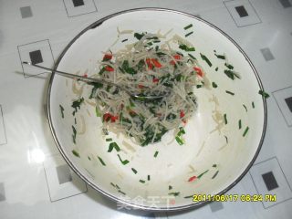 琴籽韭菜饼的做法步骤：1