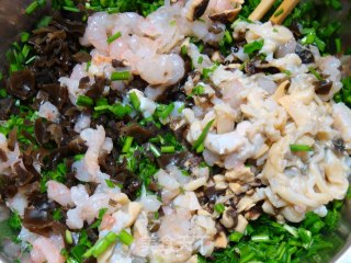 虾仁蛤喇肉韭菜饺子的做法步骤：2