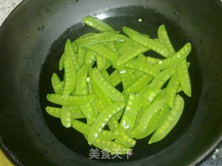 草菇荷兰豆的做法步骤：1