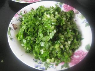 芹菜肉馅水饺的做法步骤：2