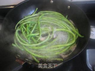 蒜香豆角的做法步骤：1