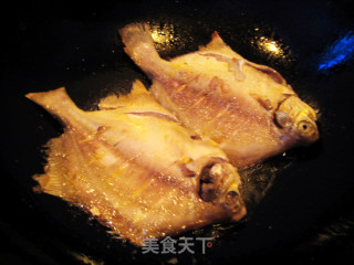【鲁菜】酱烧鲳鱼的做法步骤：2