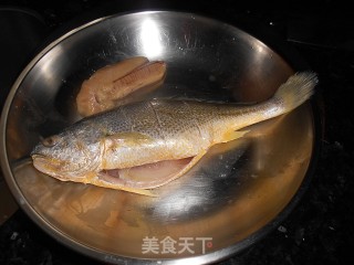 酱烧黄花鱼的做法步骤：1