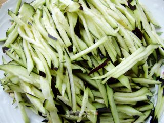 辣汁茄丝的做法步骤：1