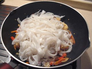 酸辣炒河粉的做法步骤：5