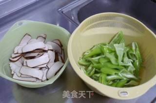 青尖椒炒豆干的做法步骤：1