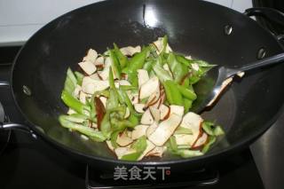 青尖椒炒豆干的做法步骤：3