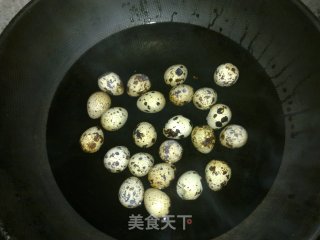 番茄酱鹌鹑蛋的做法步骤：1