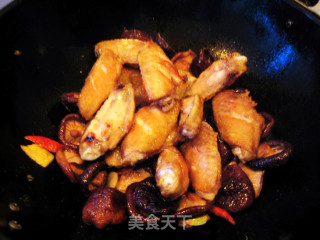 【鲁菜】香而不腻，吃而不厌——啤酒香菇鸡翅的做法步骤：11