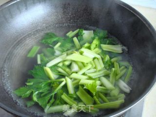 西芹木耳炒腊肠的做法步骤：1
