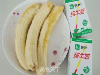 夏日冰凉甜品——巧克力香蕉奶昔的做法步骤：1