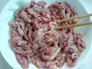 酸菜炒牛肉的做法步骤：1
