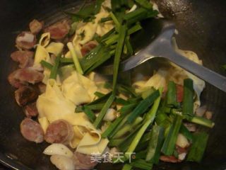 豆皮炒腊肠的做法步骤：3