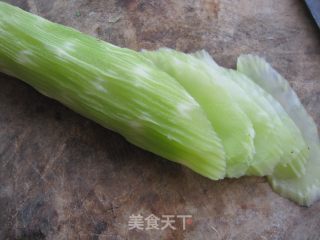 【鲁菜】炒莴苣的做法步骤：1