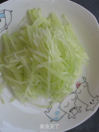 【鲁菜】炒莴苣的做法步骤：2
