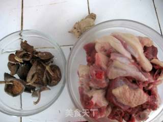 适合夏天的肉菜—香菇啤酒鸭的做法步骤：1