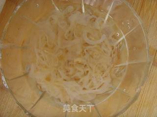 【鲁菜】：白菜心拌海蜇的做法步骤：1
