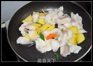 水果入馔味更佳－－芒果炒鱼片的做法步骤：12