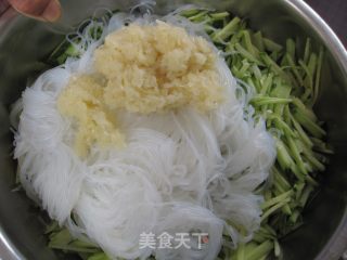 【鲁菜】凉拌黄瓜粉丝的做法步骤：11