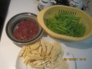 牛肉腐竹炒芹菜的做法步骤：1