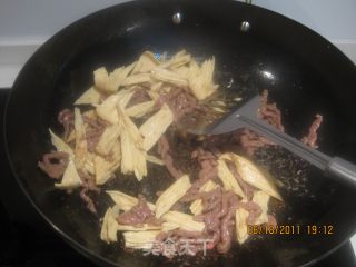 牛肉腐竹炒芹菜的做法步骤：2