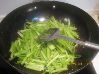 牛肉腐竹炒芹菜的做法步骤：3
