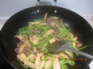 牛肉腐竹炒芹菜的做法步骤：4