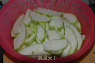 丝瓜肉丸汤的做法步骤：2