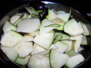 西红柿烧茄子的做法步骤：1