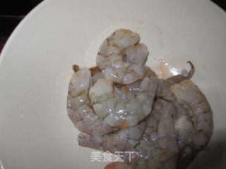 【鲁菜】油炸大虾的做法步骤：2
