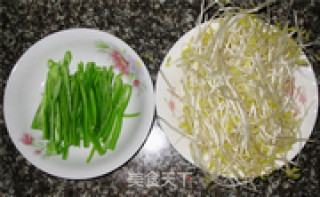 青椒绿豆芽的做法步骤：2