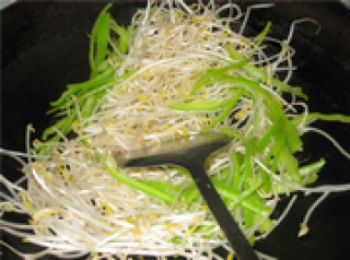 青椒绿豆芽的做法步骤：4