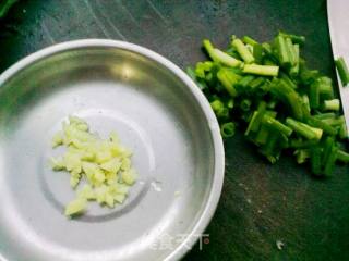 豆芽回锅肉的做法步骤：1