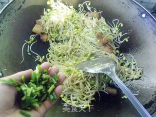 豆芽回锅肉的做法步骤：7