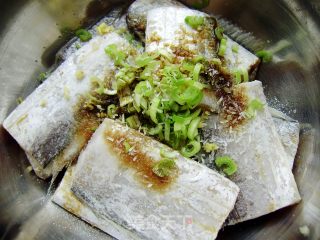 香煎带鱼的做法步骤：1