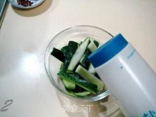 椒油炝瓜条的做法步骤：2