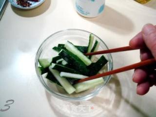 椒油炝瓜条的做法步骤：3