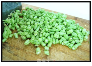 开胃助食、增进食欲的－－香肠豇豆粒的做法步骤：2