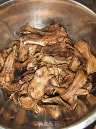 茄干焖肉的做法步骤：2