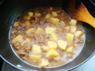 【鲁菜】--红烧肉炖土豆的做法步骤：6