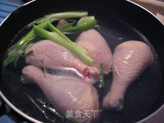 红油口水鸡的做法步骤：1