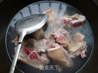 土豆猪蹄的做法步骤：2