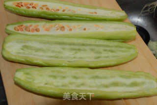 黄豆苦瓜猪骨汤的做法步骤：1